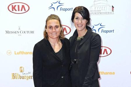Erst gestern erhielt Fußball-Profi Nadine Angerer (l.) von ihrer Frau Magdalena 
