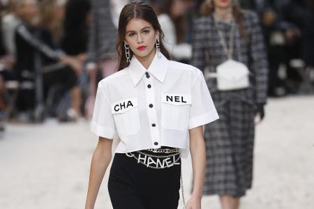 Schwarz und Weiß, mehr braucht es oft nicht. 35 Jahre lang war er Chefdesigner des französischen Traditionsmodehauses Chanel...