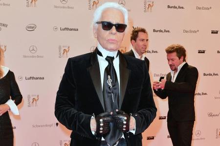 Ein klassisches Hemd mit Stehkragen, dazu eine schwarze Krawatte, darüber ein Sakko - ebenfalls in Schwarz, das war sein Mar...