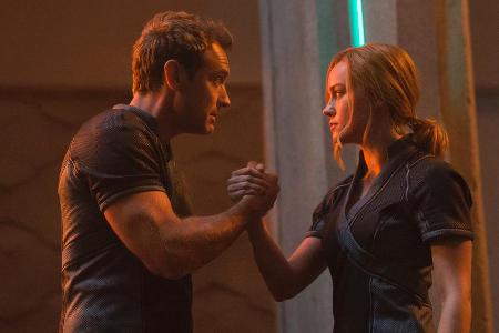 Jude Law fordert Brie Larson beim Kampftraining