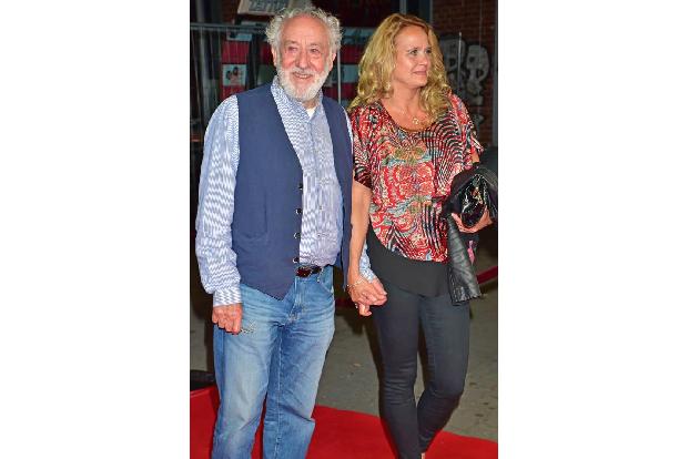 ...auch selbst eine Begleitung parat. Und zwar nicht etwa seine Frau Elena Blume (mit der er eigentlich kommende Woche Silbe...