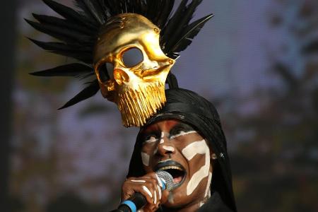 1996 lieferte Grace Jones (70) einen spektakulären Auftritt. Nicht ganz so extrovertiert wie hier, aber dennoch nicht wenige...