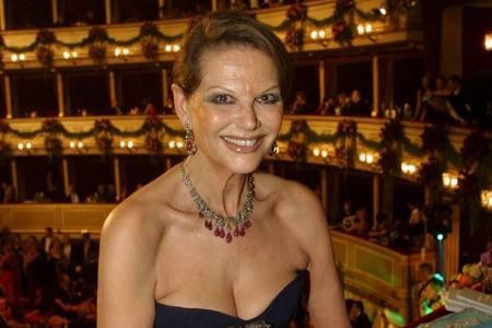 Denn Italienerinnen hat der Baulöwe offenbar besonders gerne. Nach Sophia Loren fand 2002 mit Claudia Cardinale die nächste ...