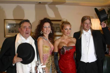 2003 musste sich Richard Lugner seinen Gast teilen. Denn Pamela Anderson (51) kam in Begleitung ihres damaligen Partners Kid...