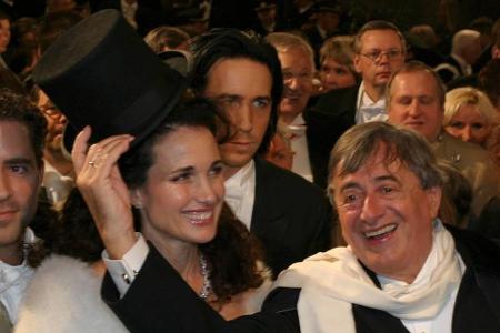 Hut ab! 2004 zog Richard Lugner seinen Zylinder vor Hollywood-Schauspielerin Andie MacDowell. Auch die Frage 