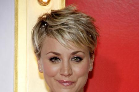 Zur achten Staffel der Nerd-Comedy-Serie überraschte sie dann mit einem fransigen Pixieschnitt. Erst so fallen ihre niedlich...