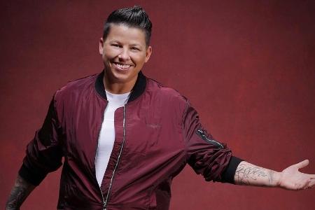 Kerstin Ott wirbelt mit einer Frau über das Tanzparkett