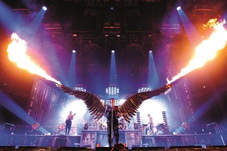 Rammstein lassen ihre Fans wohl nicht mehr allzu lange auf neue Musik warten. Die große Frage lautet nun: Was geschieht am 2...