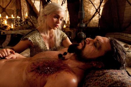 Khal Drogo (Jason Momoa) liegt im Sterben