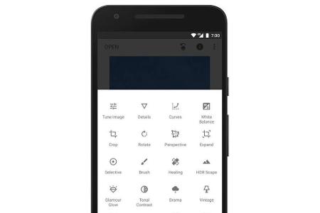 So können unter anderem mit wenigen Fingerwischen die Belichtung und Farbe eines Bildes präzise angepasst, der Zuschnitt ver...