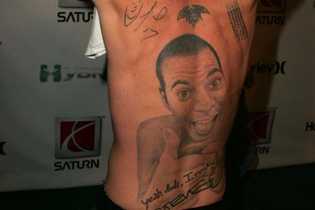 Von hinten und von vorne das gleiche Gesicht: Der Jackass-Chaot Steve-O trägt sein Abbild auf dem Rücken.