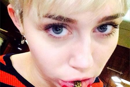 Miley mit einem Katzen-Smiley: Die Innenseite ihrer Unterlippe ziert inzwischen das Bild eines weinenden Kätzchens.