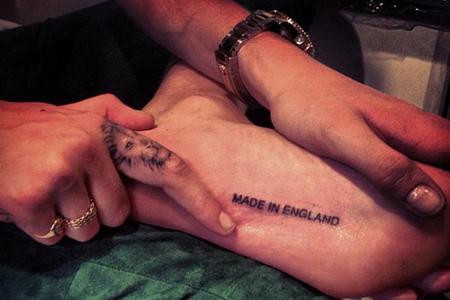 Falls Cara Delevigne mal vergessen sollte, wo sie herkommt, muss sie lediglich auf ihre Fußsohle schauen: 