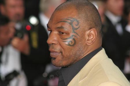 In diesem Fall hilft wohl nur noch ein neues Gesicht. Was den ehemaligen Boxer Mike Tyson zu diesem Tribal geritten hat, wei...