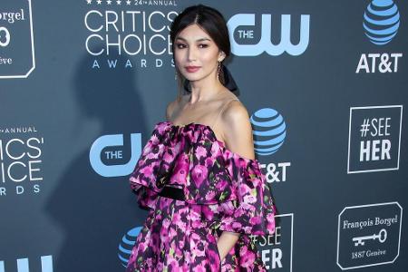 Bei den Critics' Choice Awards lief Schauspielerin Gemma Chan in diesem Abendkleid mit floralem Muster von Jason Wu über den...