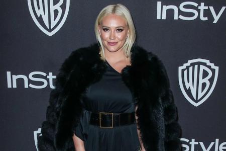 Die frisch gebackene Mama Hilary Duff setzte im Rahmen der Golden Globes ebenfalls auf ein opulentes Outfit samt Fell-Jacke.