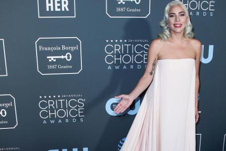 Ausladend schlicht überzeugte Lady Gaga mit ihrem Outfit von Calvin Klein by Appointment bei den Critics's Choice Awards.