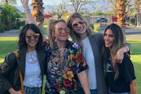 Nina Dobrev und ihre Freundinnen sind längst in Festival-Stimmung.