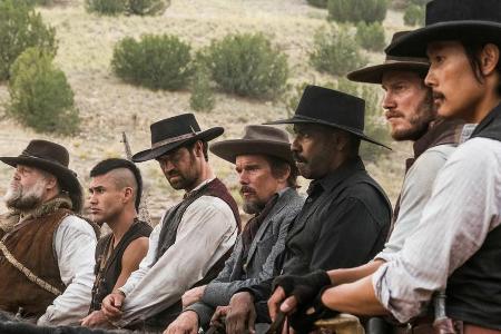 Jack Horne (Vincent D'Onofrio, v.l.n.r.), Red Harvest (Martin Sensmeier), Vasquez (Manuel Garcia-Rulfo), Goodnight Robicheau...