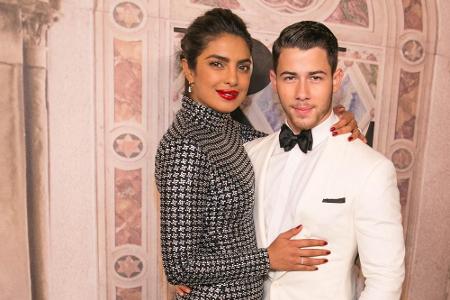 Ende Mai wurde ihre Beziehung öffentlich, seit Juli sind Nick Jonas (26) und Priyanka Chopra (36) verlobt. Die Traumhochzeit...