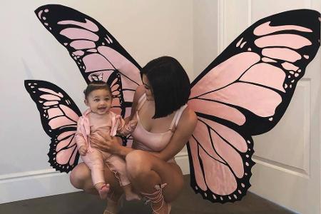 Kim Kardashian ist aber auch Tante geworden: Ihre Halbschwester Kylie Jenner brachte am 1. Februar 2018 Töchterchen Stormi z...
