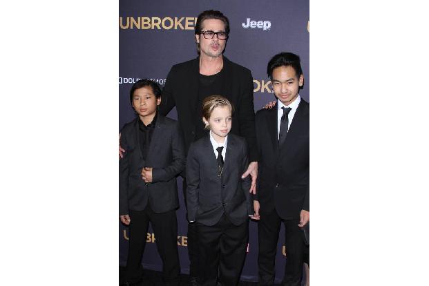 ...drei Adoptivkinder und die drei leiblichen Kinder. Hier sieht man Brad 2014 mit Pax Thien, Shiloh Nouvel und Maddox in Lo...