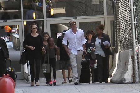 ...achtköpfige Großfamilie jettete viele Jahre lang gemeinsam um die Welt. 2014 heirateten die beiden Schauspieler schließli...