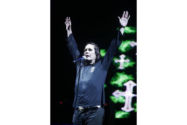 …den 12. April 2002. Seit diesem Tag freut sich Ozzy Osbourne über einen Stern auf dem Hollywood Walk of Fame. Für seine auß...