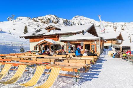 Après-Ski für jeden Geschmack gibt es in Salzburgs beliebtem Skigebiet Obertauern. Vor wunderschöner Bergkulisse kann man si...