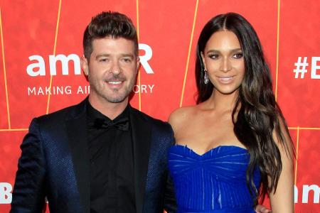 Seit 2015 ist Musiker Robin Thicke mit dem US-Model April Love Geary liiert. Die beiden erwarten 2019 nicht nur ihr zweites ...