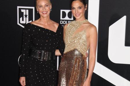 ...und auch ihre Kolleginnen Connie Nielsen (52) und Gal Gadot (32) setzten auf hochgeschlitzte Kleider (beide in Altuzarra).