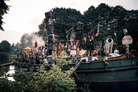 Ist das die neue Arche Noah? Eine neu entstandene religiöse Sekte glaubt, den neuen Messias entdeckt zu haben. Ihre Kirche: ...