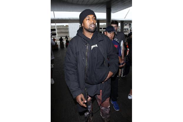...Kanye West aufgrund seiner Design-Tätigkeit jemals mit dem Rappen aufhört? Seine Yeezy-Klamotten alleine bringen auf jede...