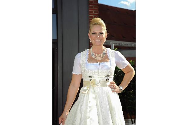 ...Claudia Effenberg bekommt man was für obenrum. Dirndl, um genau zu sein. Soll es zu 100 Prozent vegan und ökologisch...