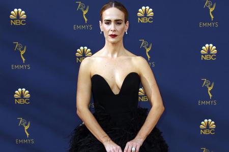 Sarah Paulson kam zu der Preisverleihung in einem schwarzen Kleid von Oscar de la Renta, das sehr tief ausgeschnitten war un...