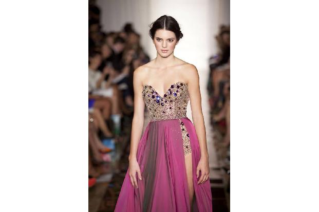 ...weiter zu Höchstleistungen treiben wollte. So war Kendall schon mit 14 Model, gertenschlank und wunderschön. Im Gegensatz...