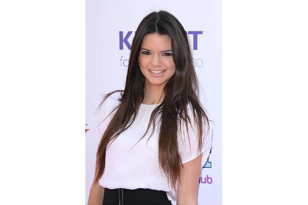 ...nötig und einfach nur Glück mit ihren Genen, so die neidischen Schwestern. Doch hat Kendall wirklich nie einen Schönheits...