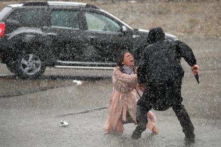 Dramatische Szene auf dem Parkplatz des Autokinos