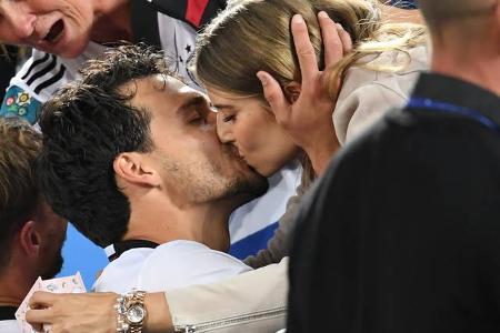 ...Spielfeldrand jubelte ihm Cathy fleißig zu. Die Moderatorin führte bei der WM in Brasilien ein Video-Tagebuch für 'BILD',...