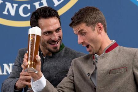 Prost! Mit seinem Fußballkollegen Thomas Müller stößt der Profisportler gerne mal auf ein Bierchen an. Das alljährliche Okto...