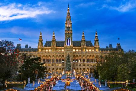 Der Wiener Christkindlmarkt auf dem Rathausplatz (16.11.-26.12.) muss sich keineswegs verstecken. Allein die Kulisse lohnt e...
