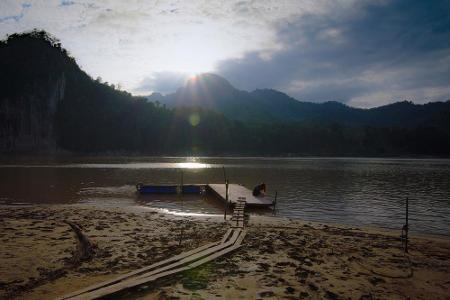 Den Anfang macht mit Laos die einzige der elf Nationen Südostasiens, die nicht am Meer liegt. Dass der Binnenstaat trotzdem ...