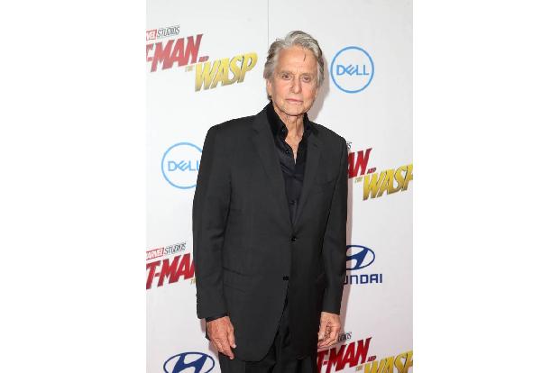 ...Michael Douglas, der in den 90ern seine Hose quasi gar nicht erst zumachte. Dann begab er sich in Behandlung und schwor s...