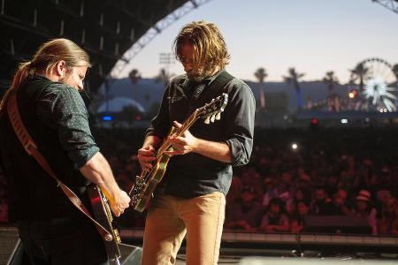 Bradley Cooper (r.) spielt Musiker Jackson Maine in 