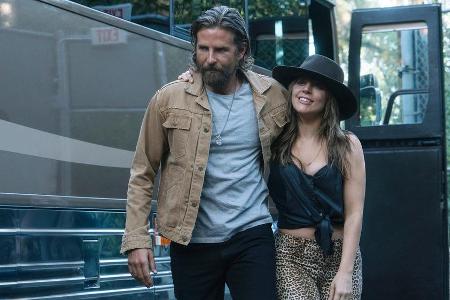 Zwischen Jackson (Bradley Cooper) und Ally (Lady Gaga) knistert es