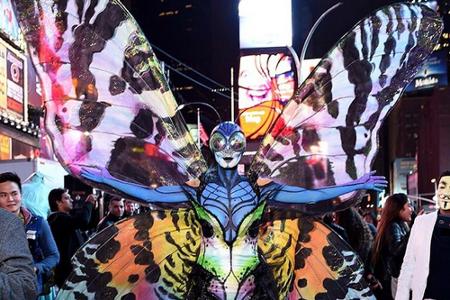 2014 verwandelte sich Heidi Klum in einen bunten Riesen-Falter. Das ausgefallene Schmetterlingskostüm machte sie definitiv z...