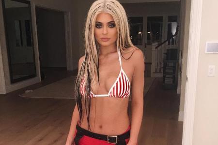Kylie Jenner (19) verschlug mit ihrem diesjährigen Halloween-Kostüm allen die Sprache. Sie verkleidete sich als Christina Ag...