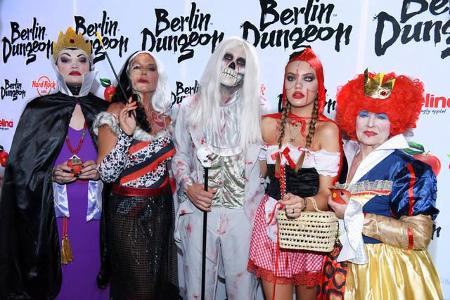 ...posierte Oliver auch auf dem schaurig-schönen Familienfoto an der Seite von Nataschas Kindern Wilson Gonzalez und Cheyenn...