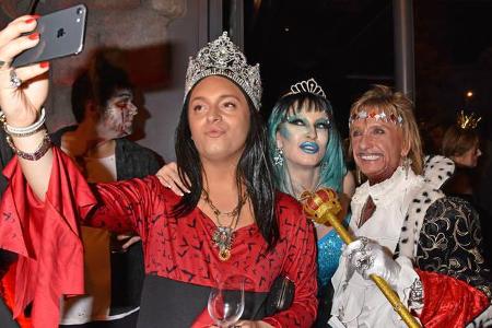 ...offensichtlich auch selbst und knipste fröhlich Selfies. Auf dieses hier schlichen sich Bert Wollersheim und seine frisch...