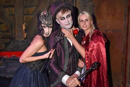 ...Model Nico Schwanz. Er amüsierte sich prächtig mit 'Bachelor in Paradise'-Blondine Carina Spack und Profitänzerin Katja K...